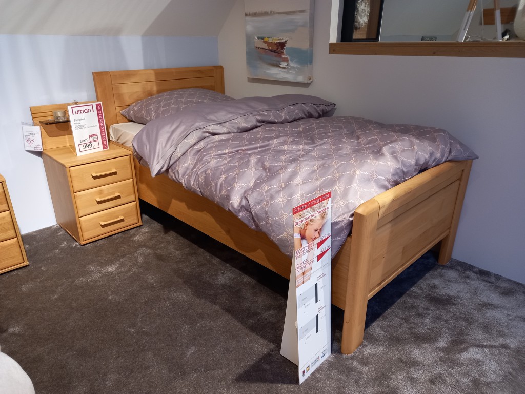 Einzelbett und Nachtkonsole Wilma